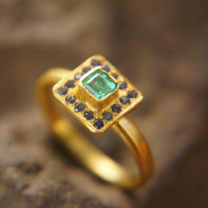 24k gold emerald and blue sapphire ring//multi stone gold ring//artisan 24k emerald and sapphire gold ring//24k emerald and sapphire ring