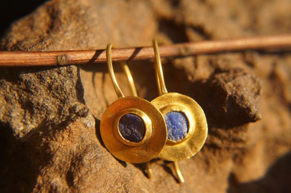 24k gold round lapis dangles//gold round lapis earrings//24k lapis dangles//artisan lapis earrings//gold lapis earrings//24k lapis dangles