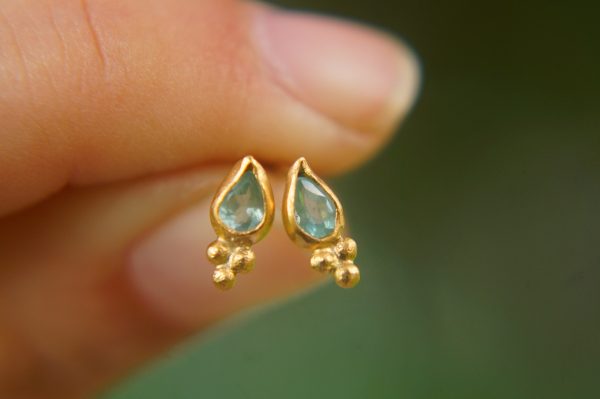 24k gold apatite studs//gold apatite earrings//24k gold blue gem studs//24k handmade Earrings//artisan apatite earrings//24k gold jewelry