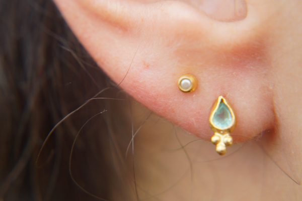 24k gold apatite studs//gold apatite earrings//24k gold blue gem studs//24k handmade Earrings//artisan apatite earrings//24k gold jewelry