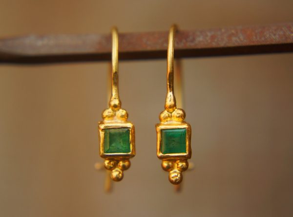 24k gold emerald dangles//gold disk dangles//handmade gold earrings//emerald dangles//Oval emerald gold earrings//Oval 24k gold dangles