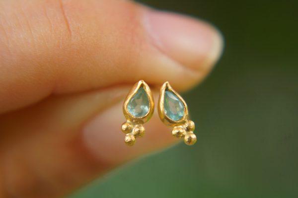24k gold apatite studs//gold apatite earrings//24k gold blue gem studs//24k handmade Earrings//artisan apatite earrings//24k gold jewelry