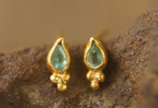 24k gold apatite studs//gold apatite earrings//24k gold blue gem studs//24k handmade Earrings//artisan apatite earrings//24k gold jewelry