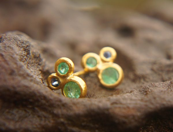 green emerald Studs//24k gold Earrings//green emerald and blue sapphire//gold stud earrings//22k gold earrings//raw emerald gold earring