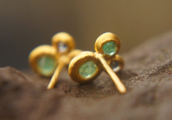 green emerald Studs//24k gold Earrings//green emerald and blue sapphire//gold stud earrings//22k gold earrings//raw emerald gold earring