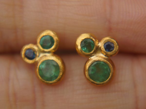 green emerald Studs//24k gold Earrings//green emerald and blue sapphire//gold stud earrings//22k gold earrings//raw emerald gold earring