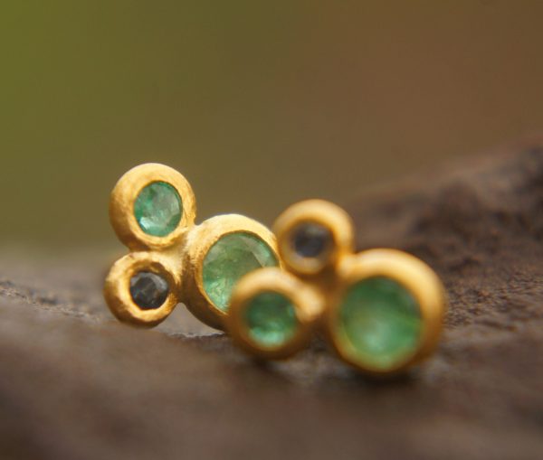 green emerald Studs//24k gold Earrings//green emerald and blue sapphire//gold stud earrings//22k gold earrings//raw emerald gold earring