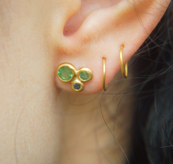 green emerald Studs//24k gold Earrings//green emerald and blue sapphire//gold stud earrings//22k gold earrings//raw emerald gold earring
