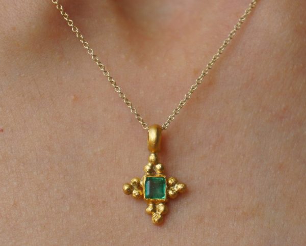 24k gold emerald pendant//artisan gold emerald pendant//24k emerald necklace//handmade emerald pendant//24k gold jewelry//gold emerald charm