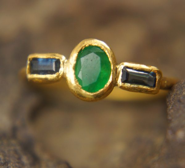 24k emerald and blue sapphire ring//artisan emerald ring//24k gold ring//24k gold sapphire ring//artisan 24k gold ring