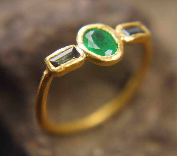 24k emerald and blue sapphire ring//artisan emerald ring//24k gold ring//24k gold sapphire ring//artisan 24k gold ring