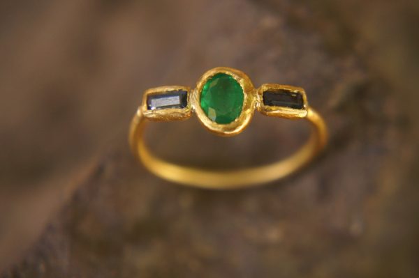 24k emerald and blue sapphire ring//artisan emerald ring//24k gold ring//24k gold sapphire ring//artisan 24k gold ring