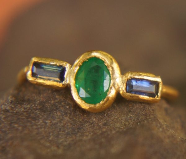 24k emerald and blue sapphire ring//artisan emerald ring//24k gold ring//24k gold sapphire ring//artisan 24k gold ring