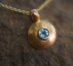 rose gold and topaz round pendant//rose gold and blue topaz necklace//gold circle pendant//rose gold hammered pendant//gold round pendant