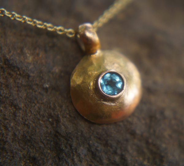rose gold and topaz round pendant//rose gold and blue topaz necklace//gold circle pendant//rose gold hammered pendant//gold round pendant