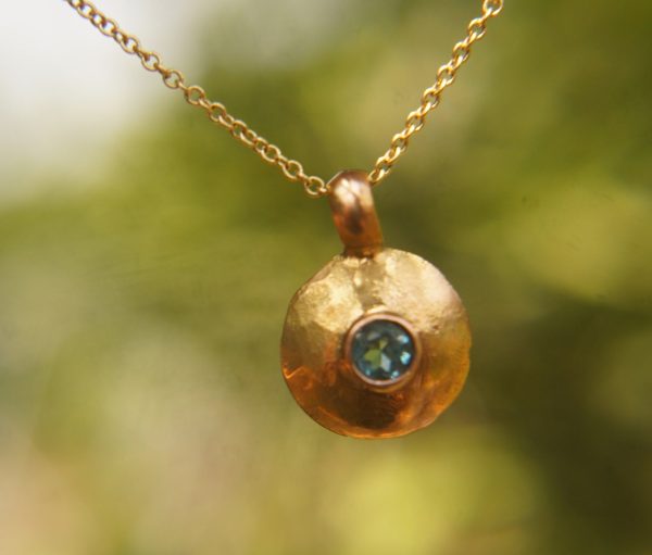 rose gold and topaz round pendant//rose gold and blue topaz necklace//gold circle pendant//rose gold hammered pendant//gold round pendant