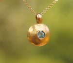rose gold and topaz round pendant//rose gold and blue topaz necklace//gold circle pendant//rose gold hammered pendant//gold round pendant