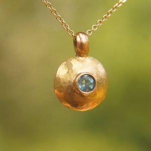 rose gold and topaz round pendant//rose gold and blue topaz necklace//gold circle pendant//rose gold hammered pendant//gold round pendant