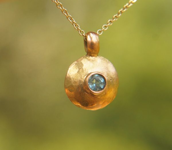 rose gold and topaz round pendant//rose gold and blue topaz necklace//gold circle pendant//rose gold hammered pendant//gold round pendant