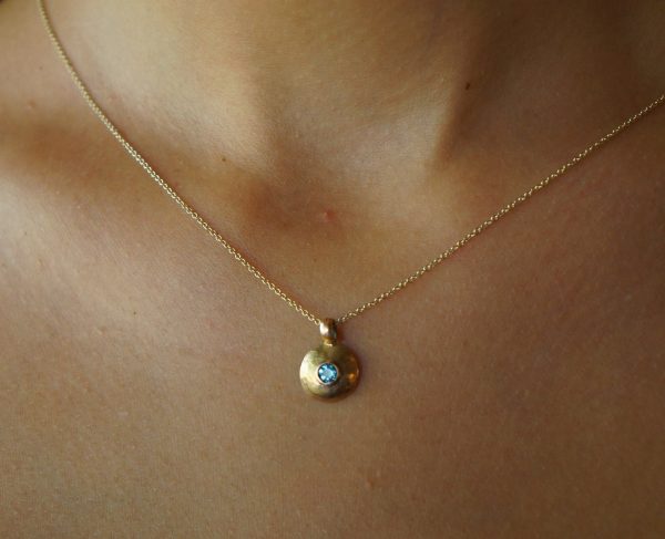 rose gold and topaz round pendant//rose gold and blue topaz necklace//gold circle pendant//rose gold hammered pendant//gold round pendant