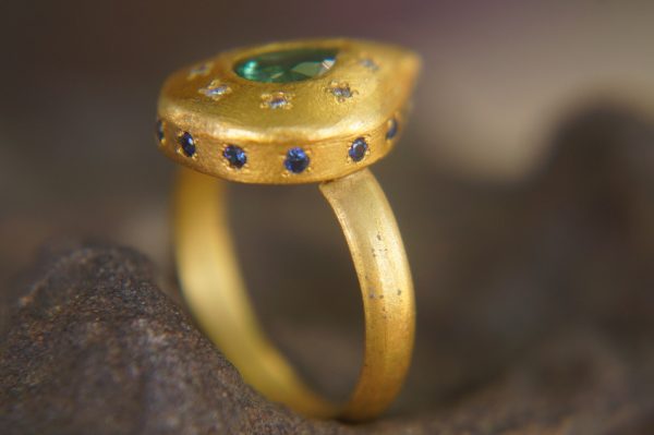 22k gold multi stone gold ring//artisan 22k emerald and sapphire gold ring//22k emerald diamonds sapphire ring// emerald diamonds sapphire