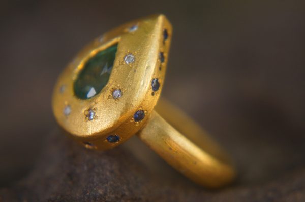 22k gold multi stone gold ring//artisan 22k emerald and sapphire gold ring//22k emerald diamonds sapphire ring// emerald diamonds sapphire