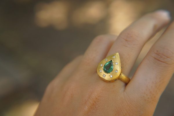 22k gold multi stone gold ring//artisan 22k emerald and sapphire gold ring//22k emerald diamonds sapphire ring// emerald diamonds sapphire