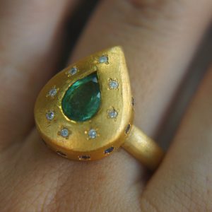 22k gold multi stone gold ring//artisan 22k emerald and sapphire gold ring//22k emerald diamonds sapphire ring// emerald diamonds sapphire