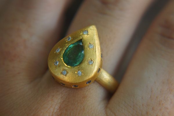 22k gold multi stone gold ring//artisan 22k emerald and sapphire gold ring//22k emerald diamonds sapphire ring// emerald diamonds sapphire