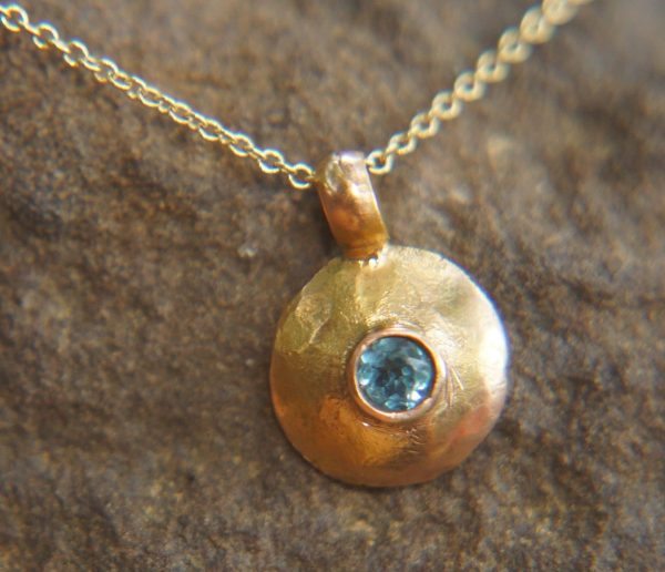 rose gold and topaz round pendant//rose gold and blue topaz necklace//gold circle pendant//rose gold hammered pendant//gold round pendant