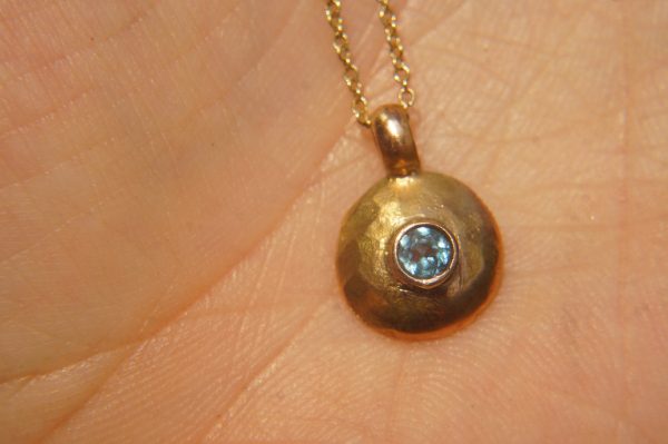 rose gold and topaz round pendant//rose gold and blue topaz necklace//gold circle pendant//rose gold hammered pendant//gold round pendant