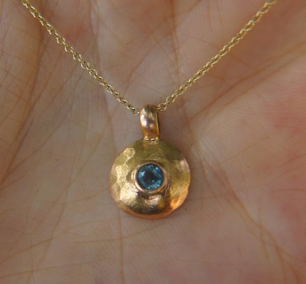 rose gold and topaz round pendant//rose gold and blue topaz necklace//gold circle pendant//rose gold hammered pendant//gold round pendant
