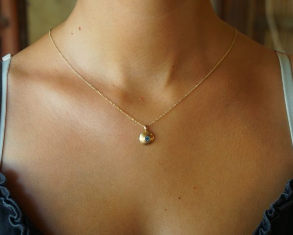 rose gold and topaz round pendant//rose gold and blue topaz necklace//gold circle pendant//rose gold hammered pendant//gold round pendant