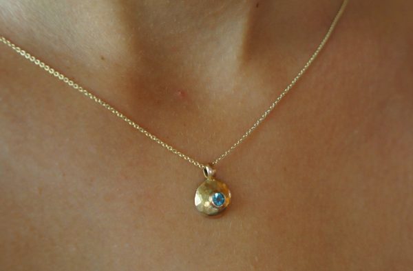 rose gold and topaz round pendant//rose gold and blue topaz necklace//gold circle pendant//rose gold hammered pendant//gold round pendant
