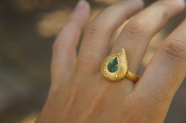22k gold multi stone gold ring//artisan 22k emerald and sapphire gold ring//22k emerald diamonds sapphire ring// emerald diamonds sapphire