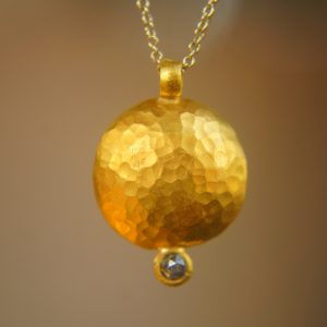 24k gold diamond round pendant//24k gold and champagne diamond necklace//gold circle pendant//gold hammered pendant//gold round pendant
