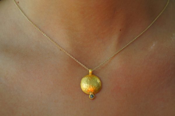 24k gold diamond round pendant//24k gold and champagne diamond necklace//gold circle pendant//gold hammered pendant//gold round pendant