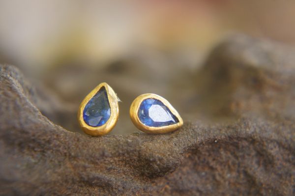 24k blue sapphire studs//24k gold earrings//24k gold drop sapphire//gold stud earrings//24k gold earrings//24k studs//boho artisan studs