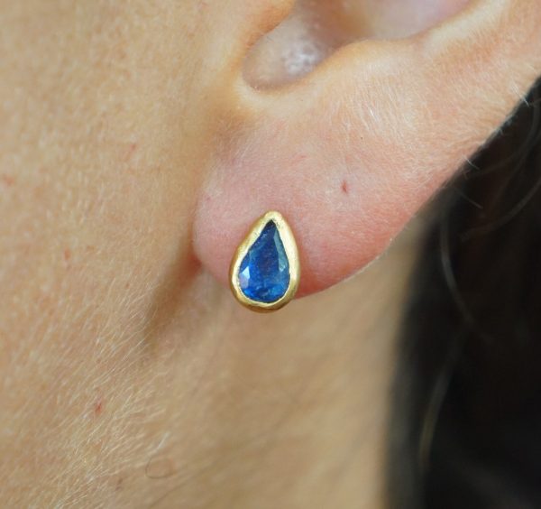 24k blue sapphire studs//24k gold earrings//24k gold drop sapphire//gold stud earrings//24k gold earrings//24k studs//boho artisan studs