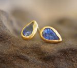 24k blue sapphire studs//24k gold earrings//24k gold drop sapphire//gold stud earrings//24k gold earrings//24k studs//boho artisan studs