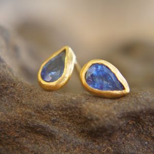 24k blue sapphire studs//24k gold earrings//24k gold drop sapphire//gold stud earrings//24k gold earrings//24k studs//boho artisan studs