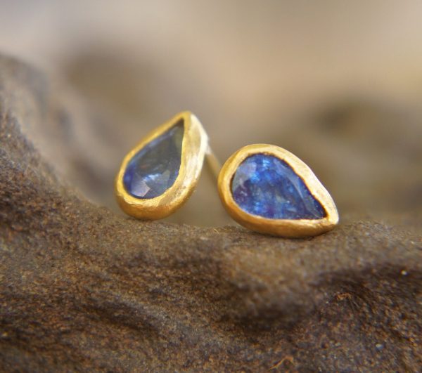 24k blue sapphire studs//24k gold earrings//24k gold drop sapphire//gold stud earrings//24k gold earrings//24k studs//boho artisan studs