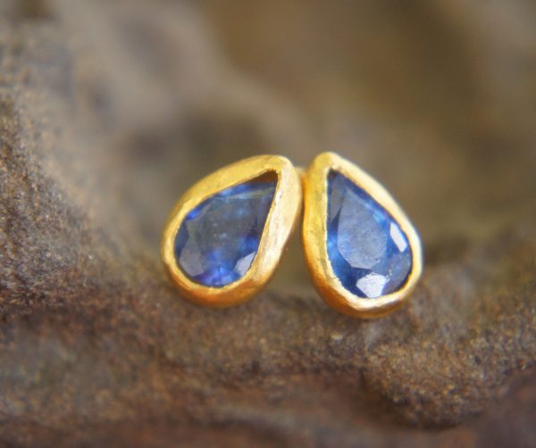 24k blue sapphire studs//24k gold earrings//24k gold drop sapphire//gold stud earrings//24k gold earrings//24k studs//boho artisan studs