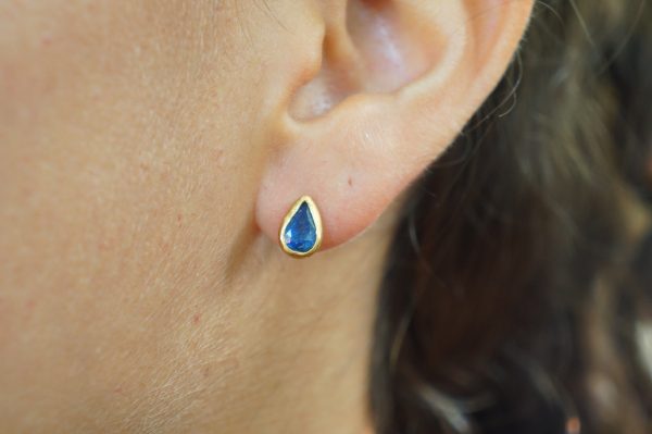 24k blue sapphire studs//24k gold earrings//24k gold drop sapphire//gold stud earrings//24k gold earrings//24k studs//boho artisan studs