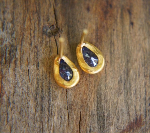 24k blue sapphire studs//24k gold earrings//24k gold drop sapphire//gold stud earrings//24k gold earrings//24k studs//boho artisan studs