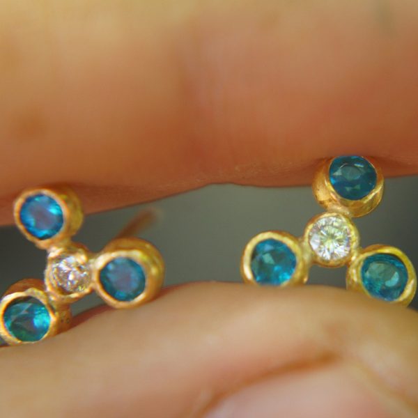 24k gold white moissoanite and neon apatite studs//gold blue gems studs//blue apatite and white moissanite earrings//24k gold jewelry