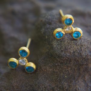 24k gold white moissoanite and neon apatite studs//gold blue gems studs//blue apatite and white moissanite earrings//24k gold jewelry