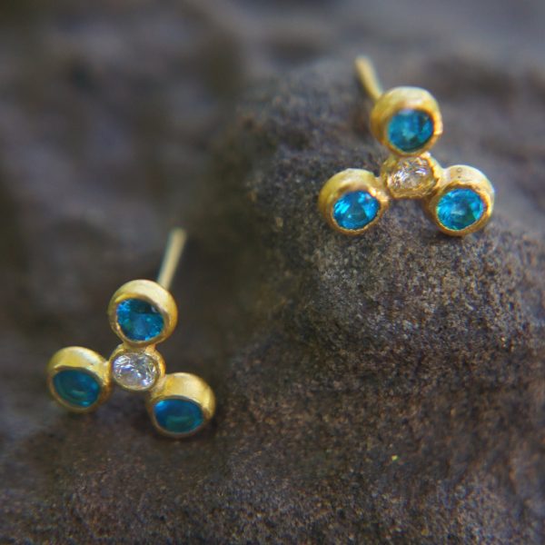 24k gold white moissoanite and neon apatite studs//gold blue gems studs//blue apatite and white moissanite earrings//24k gold jewelry