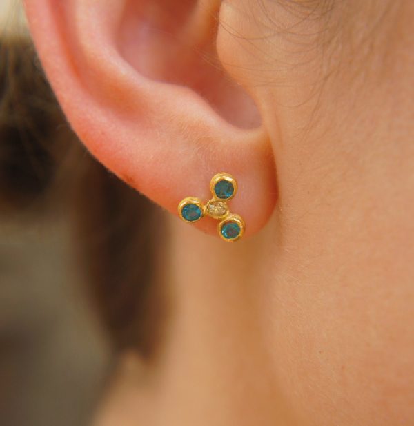 24k gold white moissoanite and neon apatite studs//gold blue gems studs//blue apatite and white moissanite earrings//24k gold jewelry