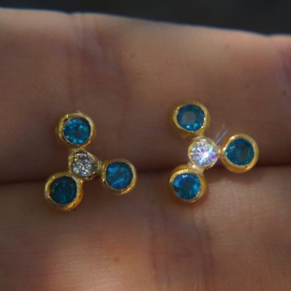 24k gold white moissoanite and neon apatite studs//gold blue gems studs//blue apatite and white moissanite earrings//24k gold jewelry